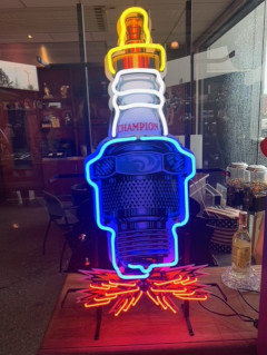 Neon verlichting champion oldies saloon